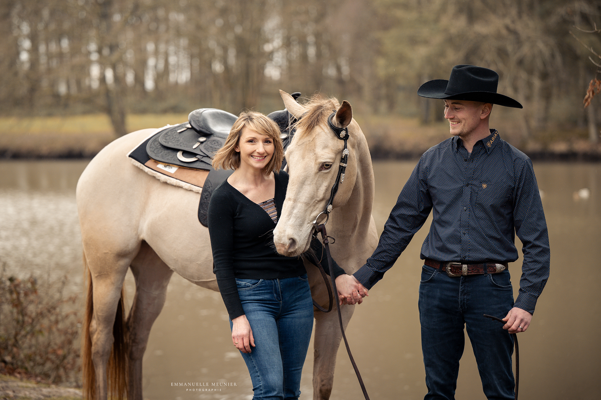 Photographe animalière ; Photographie animalière ; Photographe professionnelle ; Séance photo animale ; Shooting photo animalier ; Portrait animalier ; Photographe Hauts-de-France ; Photographe Somme ; Photographe Pas-de-Calais ; Photographe Nord ; Photographe Lille ; Photographe Amiens ; Photographe Arras ; Photographe Douai ; Photographe Lens ; Photographe Valenciennes ; Photographe Saint-Quentin ; Photographe extérieure ; Photographe nature ; Photographe lumière naturelle ; Photographe douce et patiente ; Photographe bienveillante ; Photographe chien ; Séance photo chien ; Shooting photo canin ; Portrait de chien ; Photo de chien en extérieur ; Photographie de chien en mouvement ; Photographe de chien Hauts-de-France ; Photographe canin Somme ; Photographe canin Pas-de-Calais ; Photographe canin Nord ; Photographe équin ; Photographe cheval ; Séance photo cheval ; Shooting photo équin ; Portrait de cheval ; Photo de cheval en extérieur ; Photographie de cheval en mouvement ; Photographe de cheval Hauts-de-France ; Photographe équin Somme ; Photographe équin Pas-de-Calais ; Photographe équin Nord ; Photographe lifestyle ; Séance photo famille avec animal ; Shooting photo couple avec animal ; Portraits en extérieur avec animal ; Photographe lifestyle Hauts-de-France ; Photographe lifestyle Somme ; Photographe lifestyle Pas-de-Calais ; Photographe lifestyle Nord ; Carte cadeau séance photo ; Offrir une séance photo animale ; Bon cadeau shooting photo ; Idée cadeau photographie animalière ; Galerie photo privée ; Accès galerie client ; Galerie en ligne séance photo ; Téléchargement photos séance ; Commande tirages photo ; Conseils photographie animalière ; Astuces photo chien ; Astuces photo cheval ; Histoires inspirantes animaux ; Coulisses séance photo ; Actualités photographe animalière ; Emmanuelle Meunier ; Emmanuelle Meunier Photographie ; Photographe Emmanuelle Meunier ; Emmanuelle Meunier photographe animalière ; Emmanuelle Meunier Hauts-de-France ; Emmanuelle Meunier Somme ; Emmanuelle Meunier Pas-de-Calais ; Emmanuelle Meunier Nord ; Shooting photo chien Amiens ; Séance photo cheval Arras ; Photographe canine Lille ; Photographe équine Lens ; Portrait animal Valenciennes ; Photo chien Saint-Quentin ; Photo cheval nature Hauts-de-France ; Portrait chien complicité ; Shooting équin lumière naturelle ; Photo artistique chien ; Photo artistique cheval